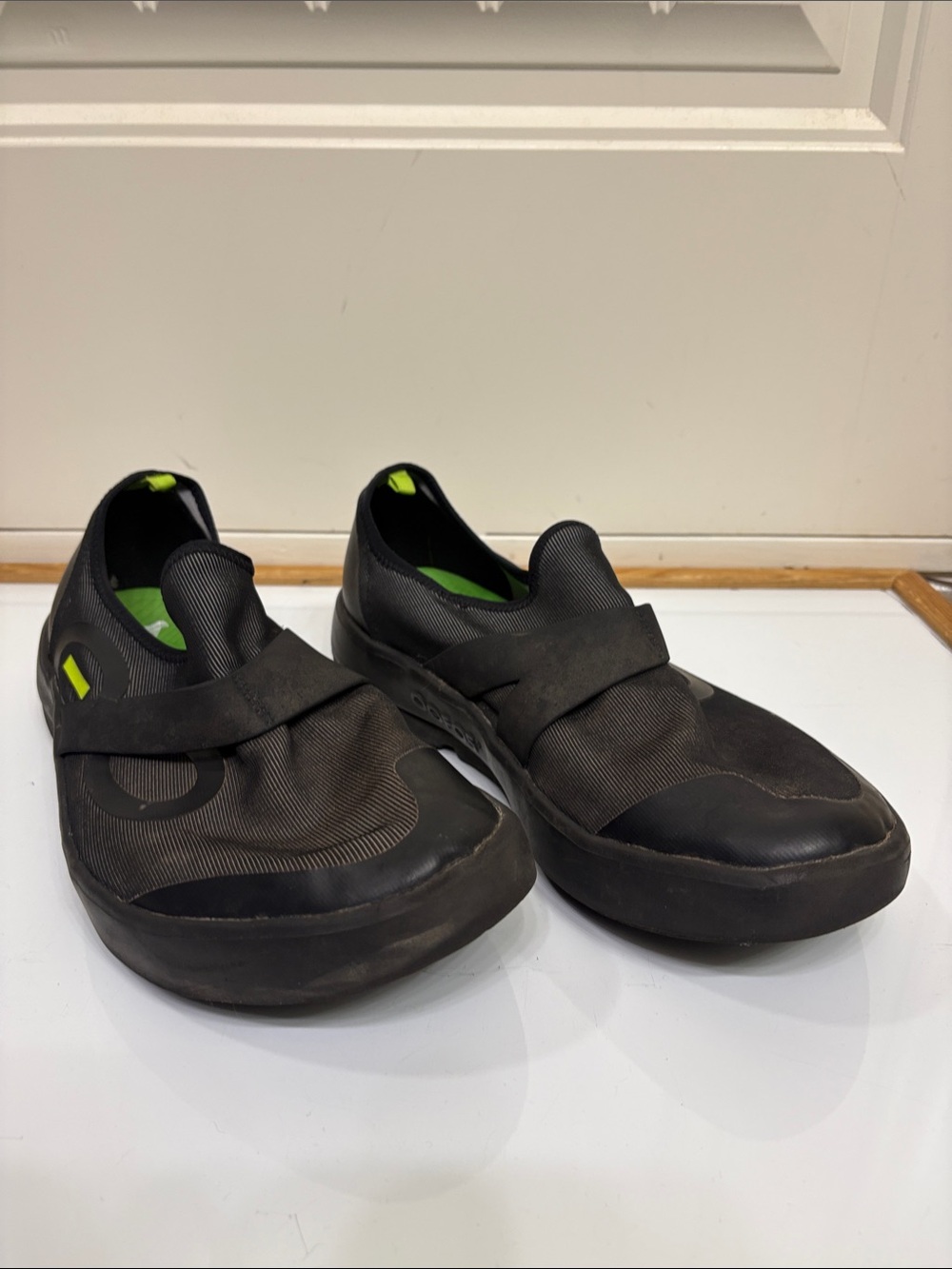 OOFOS‎ Men's Black Slip-On Sneakers with Neon Green Accents